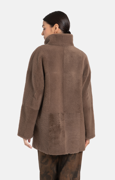 Madlen: Schlichte wendbare Jacke aus Lammfell in einem leicht oversized Schnitt
